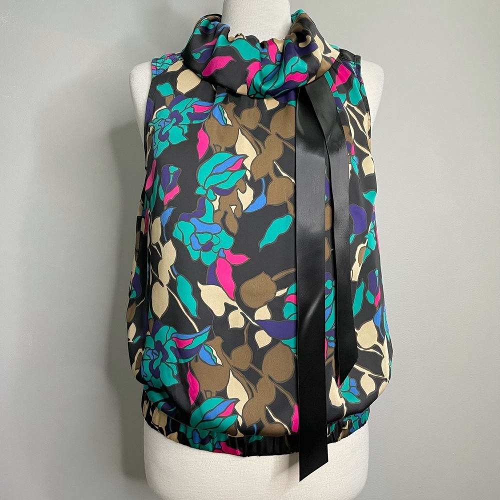APOSTROPHE Sleeveless Bow Collar Floral Blouse